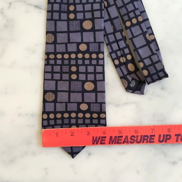 NWOT. Kenneth Cole Reaction 100% Silk Tie with Multicolor Design Pattern. - Picture 3 of 5